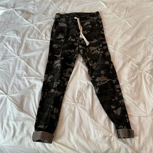 Camo jogger style pants size L
